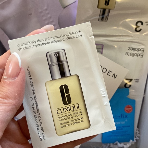 Sephora skin and hair care samples comes in a cute box - Picture 2 of 8